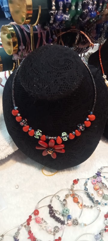 สร้อยเธอคอยดอกแดง