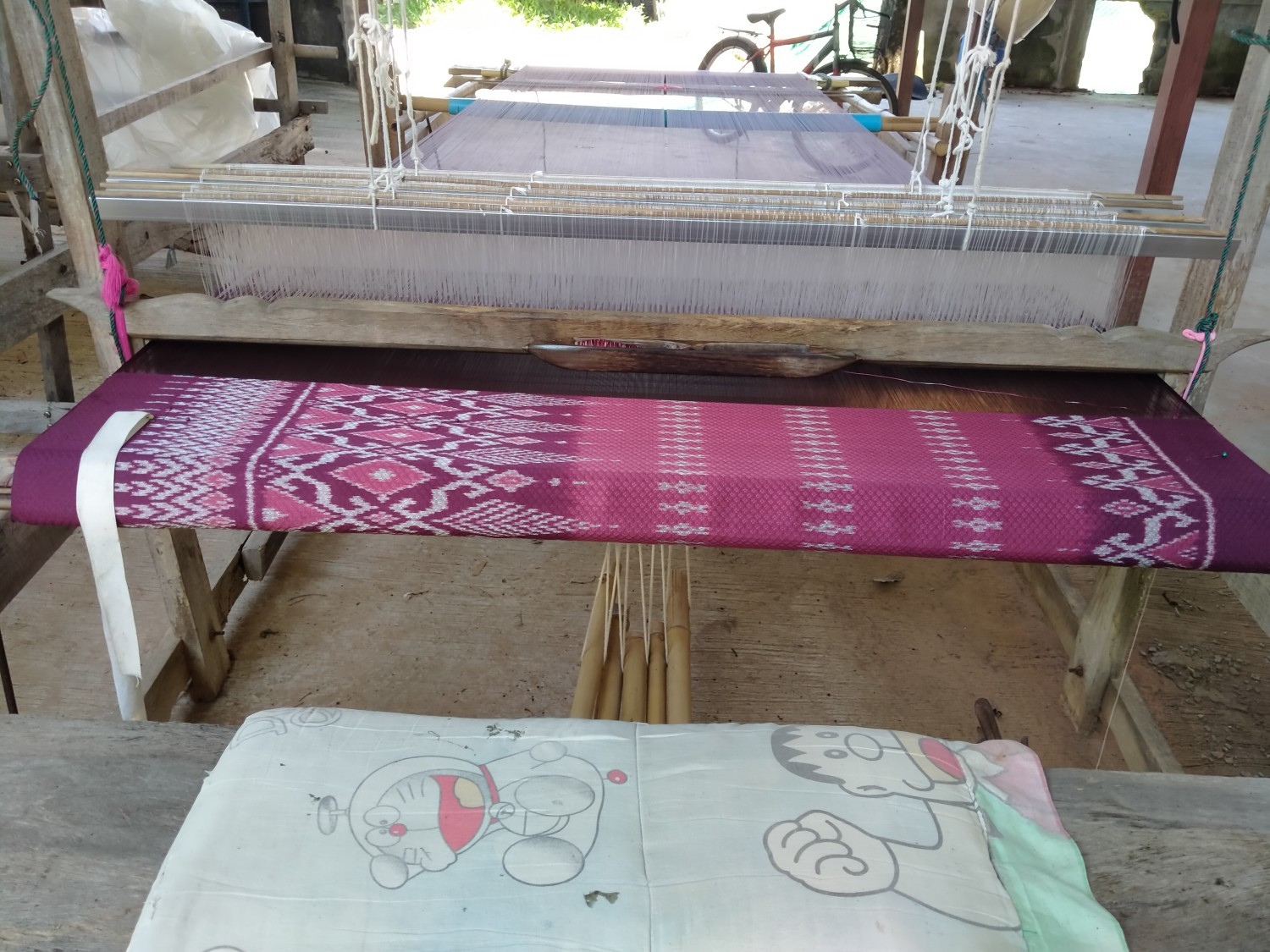 ผ้าไหมมัดหมี่ยกดอกลูกแก้ว5ตะกอลายดอกรัก