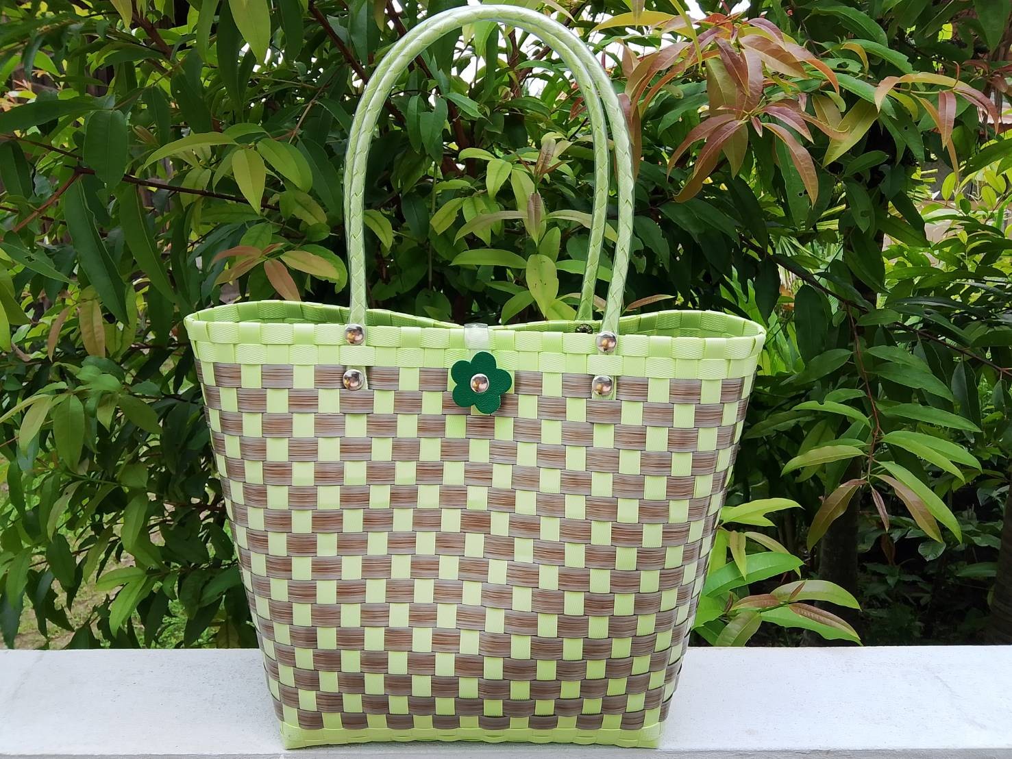 กระเป๋าจักสานเส้นพลาสติก