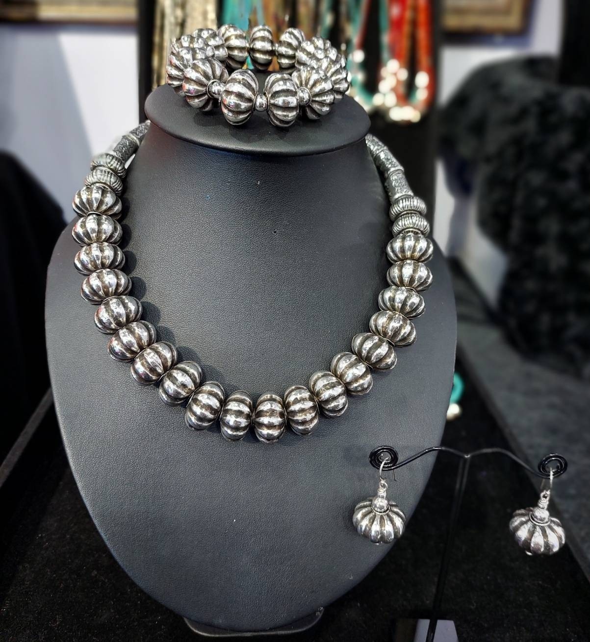 สร้อยคอประเกือมลายเม็ดมะยม, ข้อมือ, ตุ้มหู