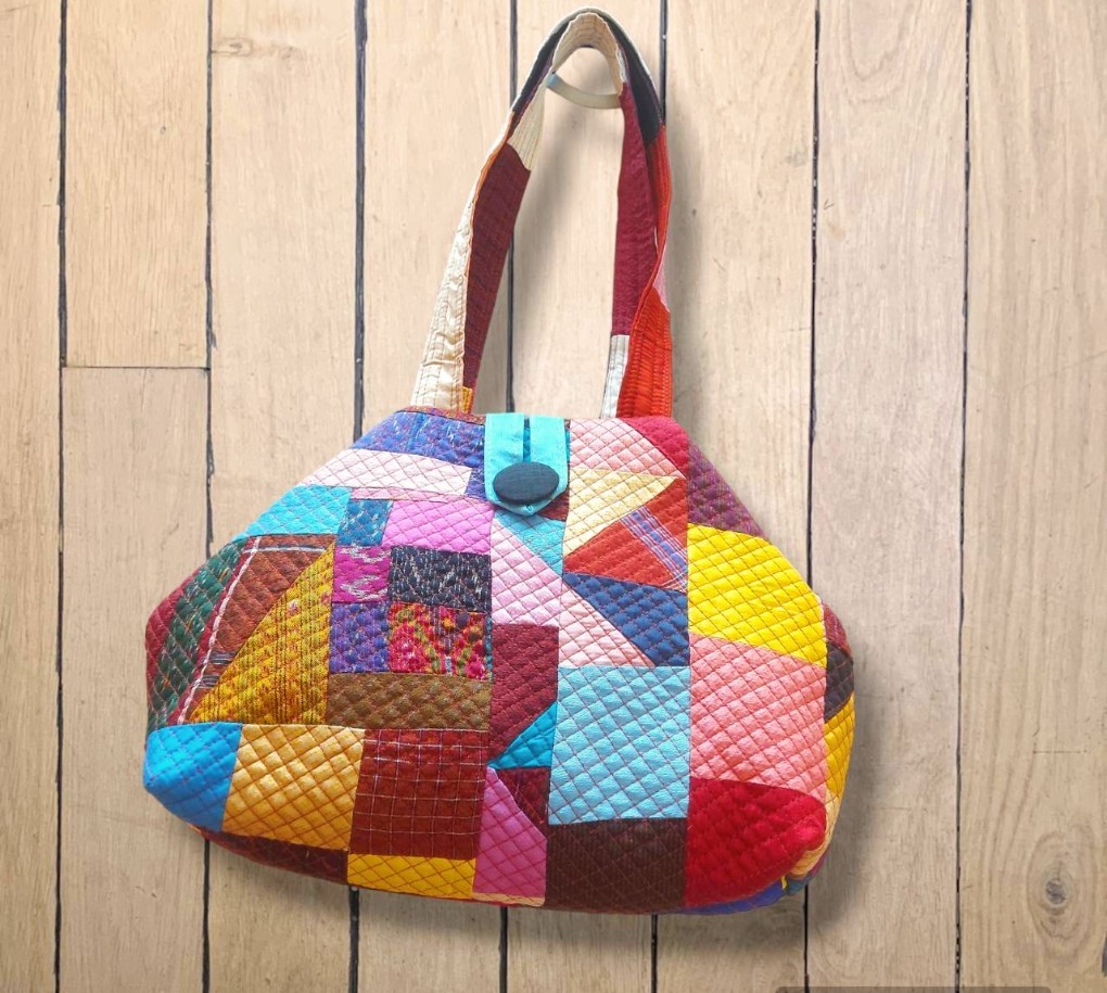 กระเป๋าผ้าไหมต่อลาย