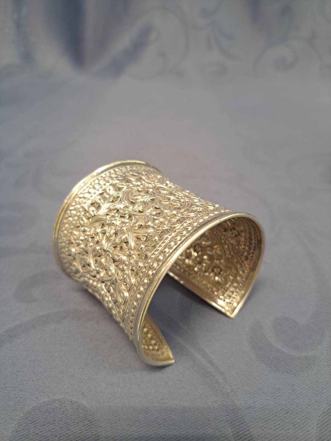 กำไลข้อมือ ขนาดใหญ่ เส้นผ่าศูนย์กลาง 5.9 CM.