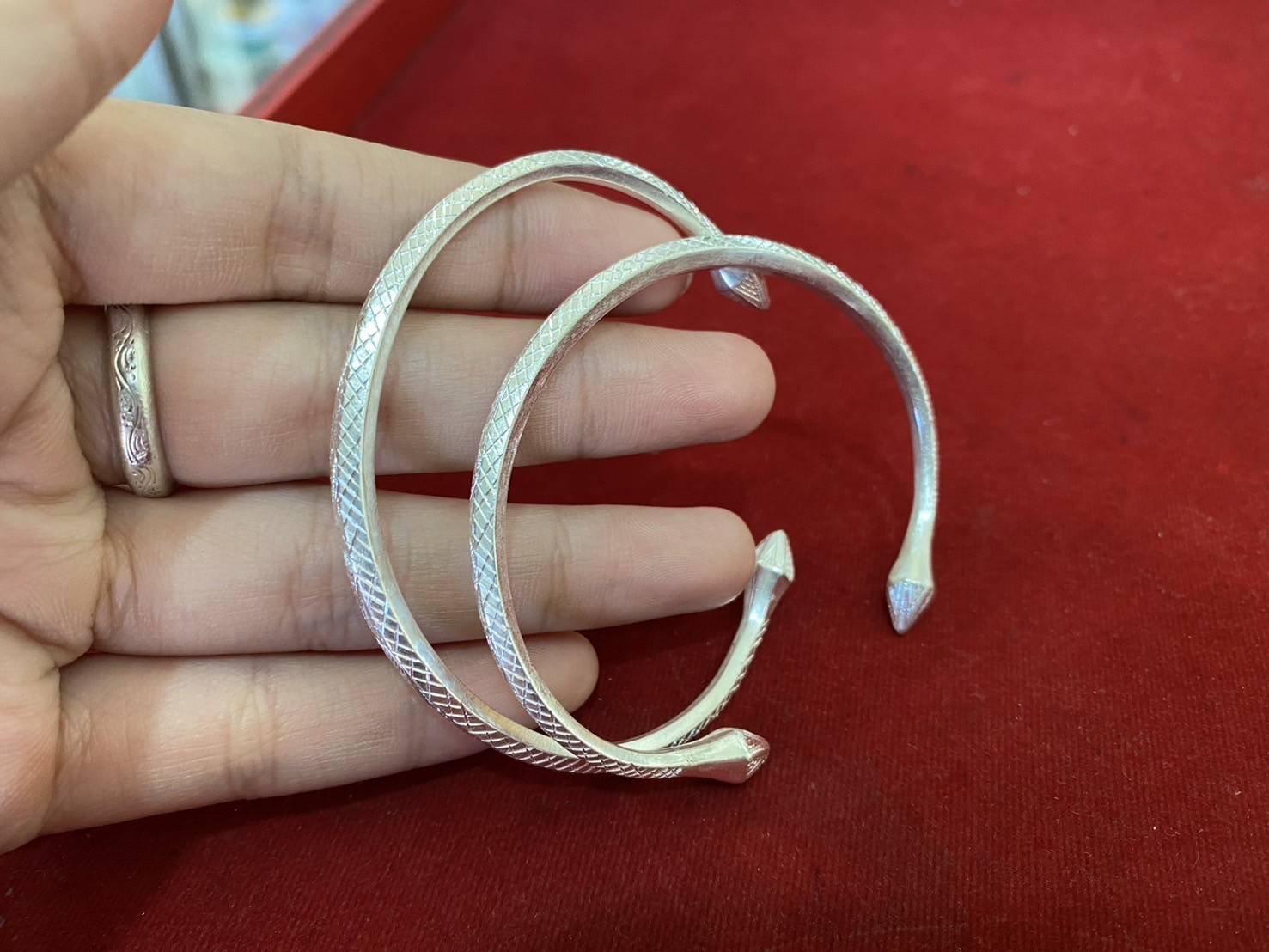 กำไลหัวบัวเเกะลายไทย