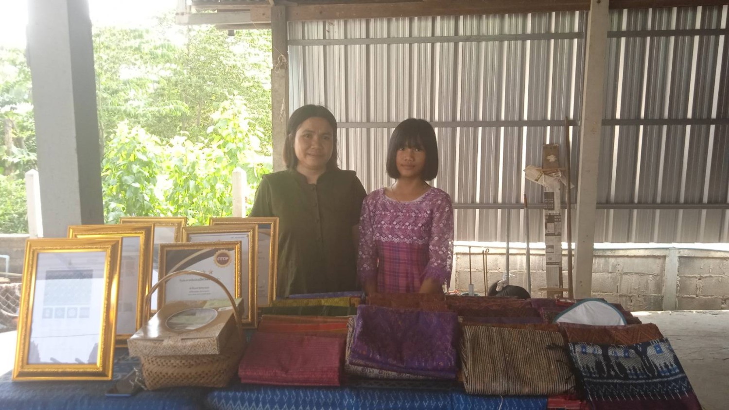 เอื้อง ผ้าไหม