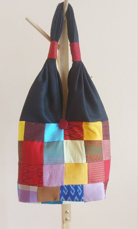 ย่ามต่อลายไหมแท้ สีสันสดใส มีซิป มีซับตัดเย็บฝีมือประณีต