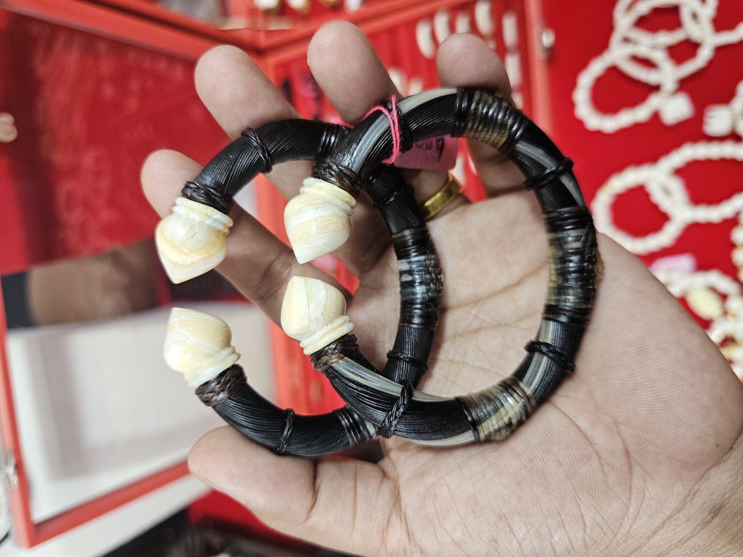 กำไล​หางช้าง​หัวบัวฟันช้าง