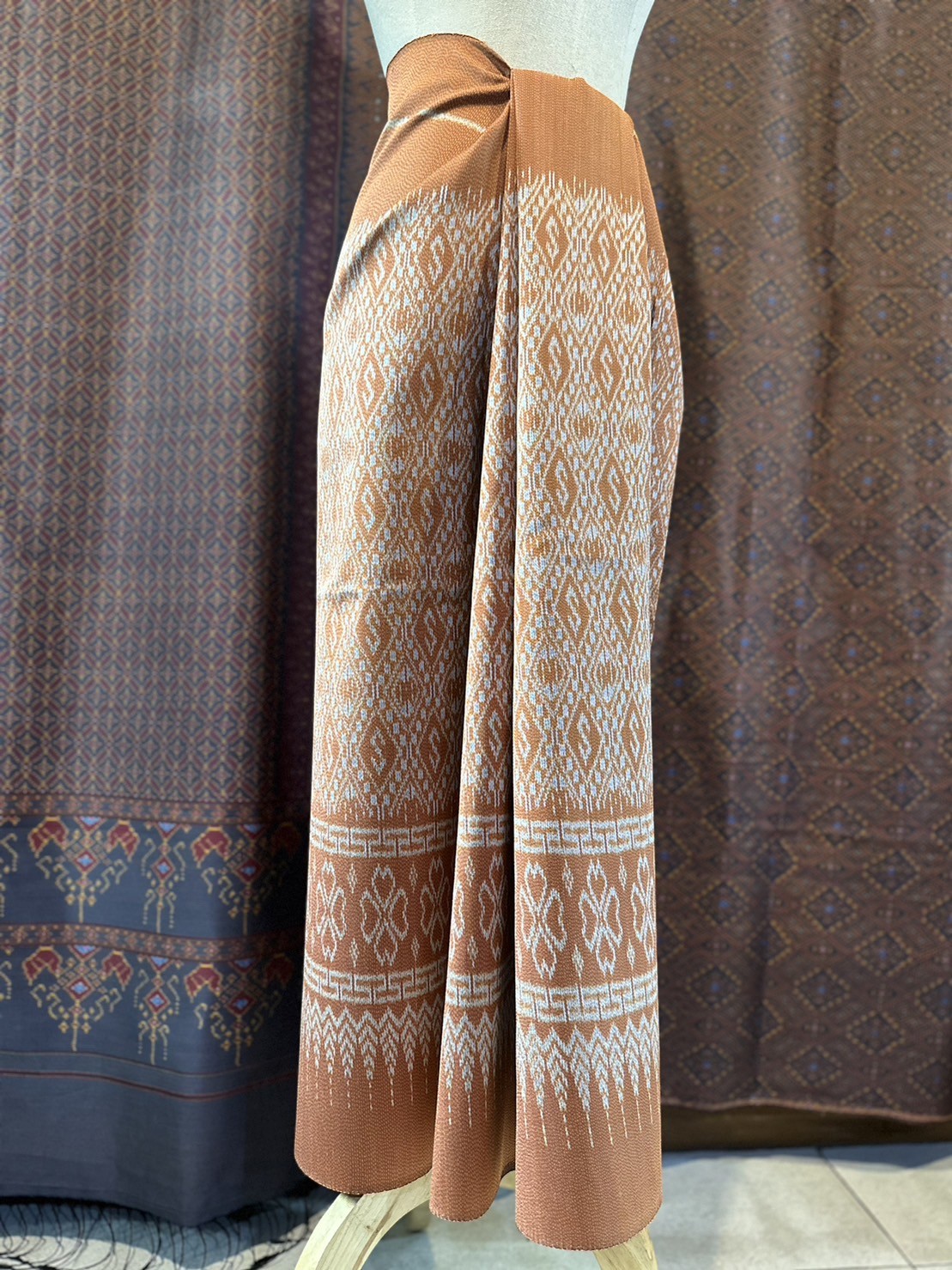 ผ้าไหมมัดหมี่ยกดอก