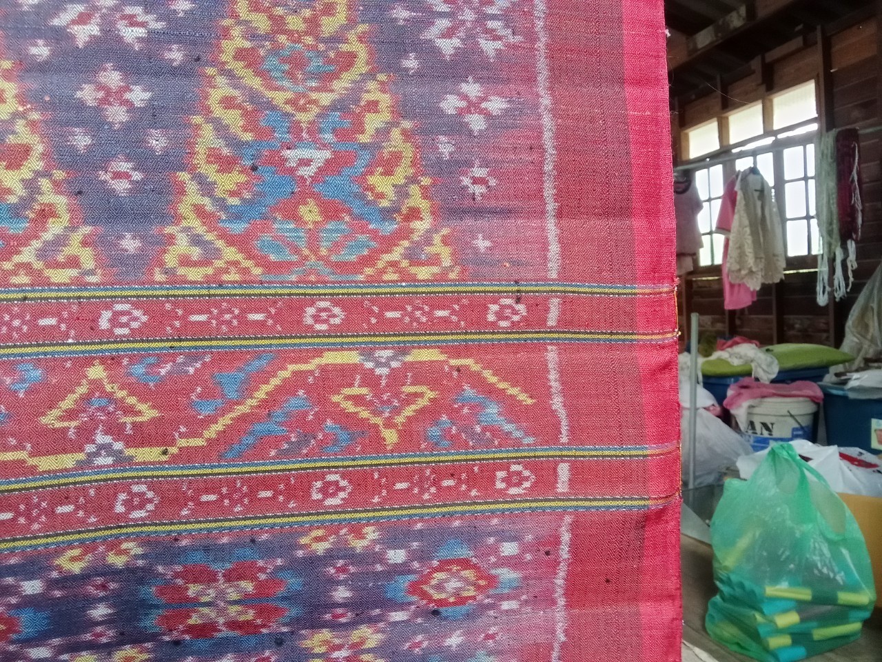 ผ้าไหมมัดหมี่สีธรรมชาติ