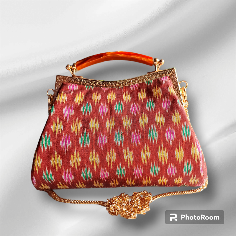 กระเป๋าปากปิ๊กแป๊กผ้าไหม ขนาด 20.5×13×18 cm.