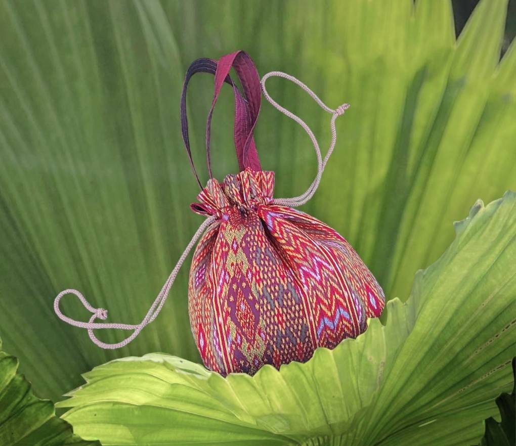 กระเป๋าผ้าไหม คล้องมือ ถือสะดวก