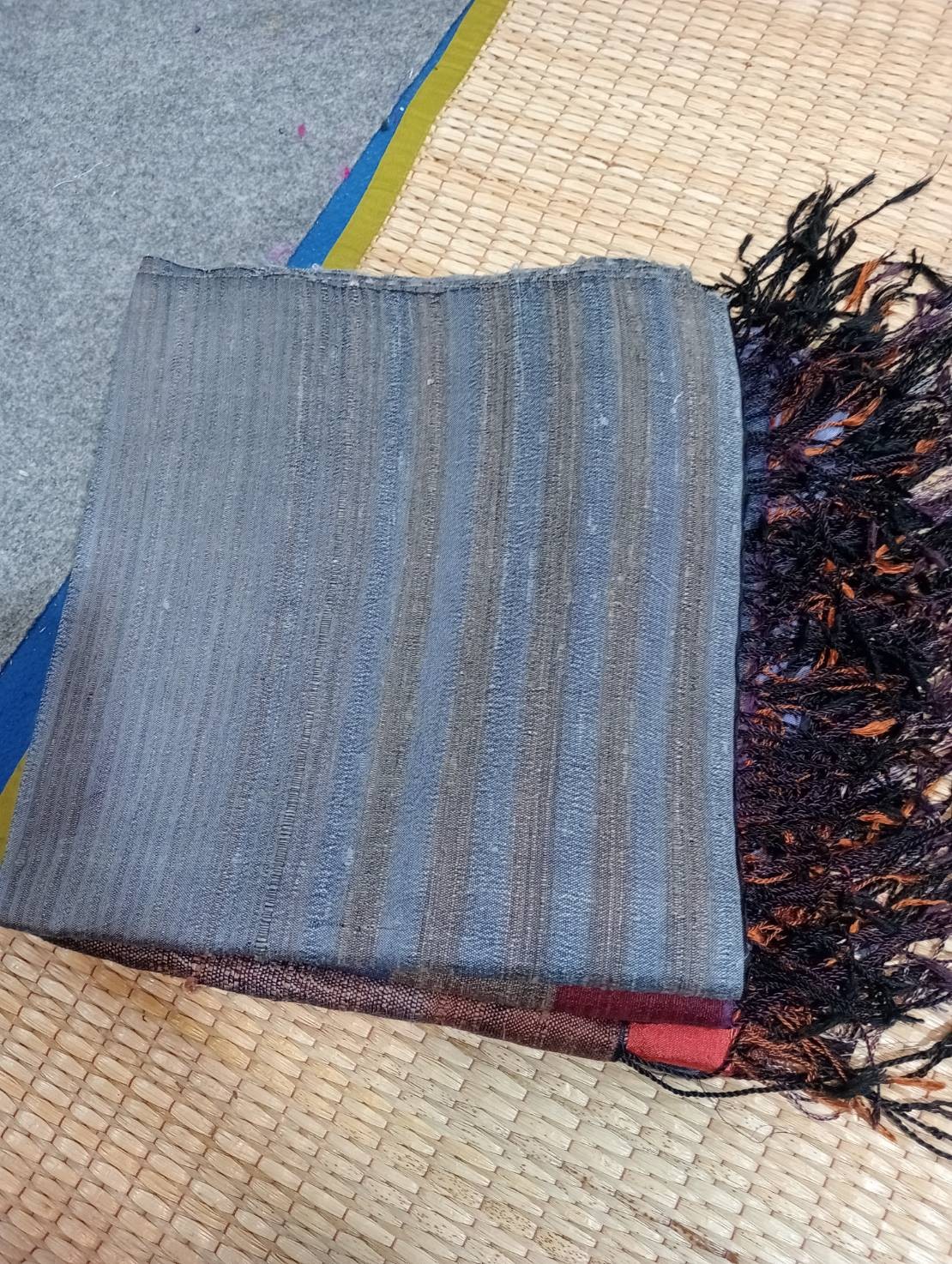 ผ้าไหมคลุมไหล่รวมมิตรกลาง