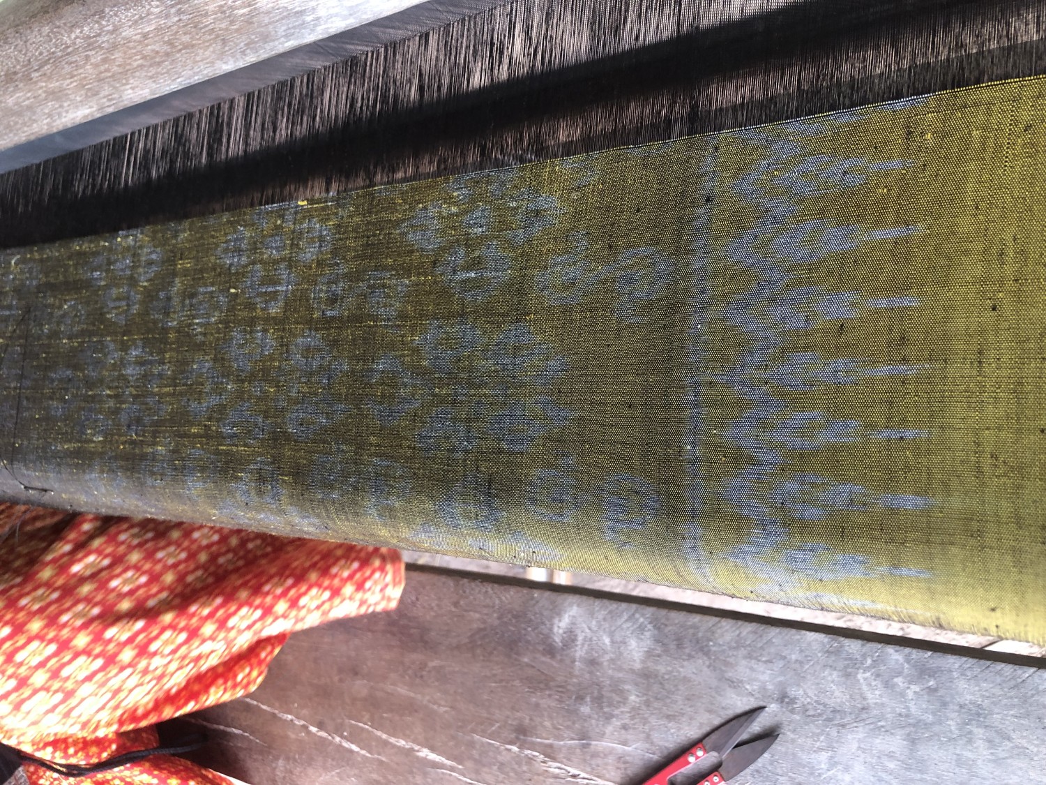 ผ้าไหมย้อมสีธรรมชาติ