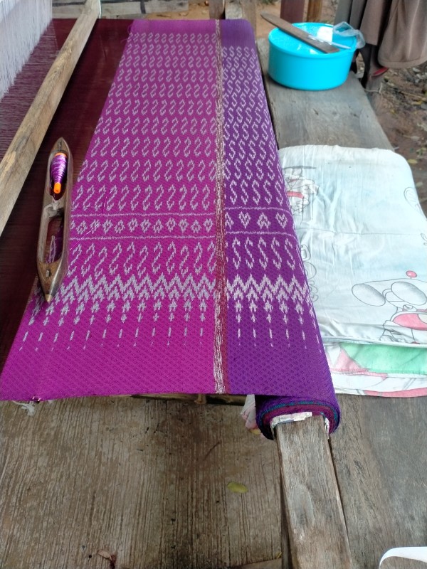 คําพุธ ผ้าไหมสนมหมู่  2 หนองตาด