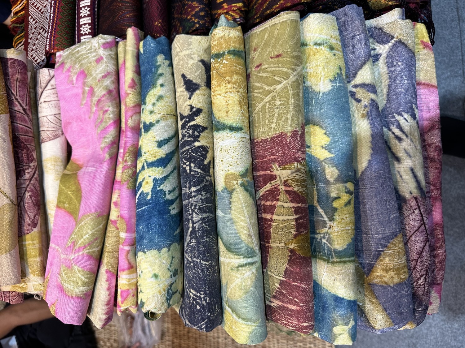 ผ้าไหมพิมพ์ใบไม้สีธรรมชาติ