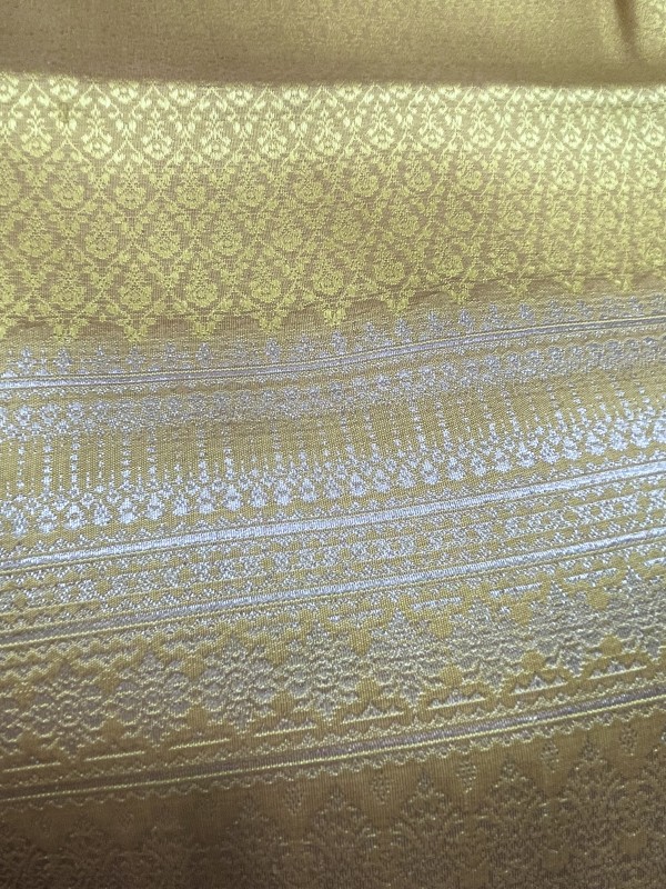 ผ้ายกขุดเกาะเขิงทอง โทนเหลือง