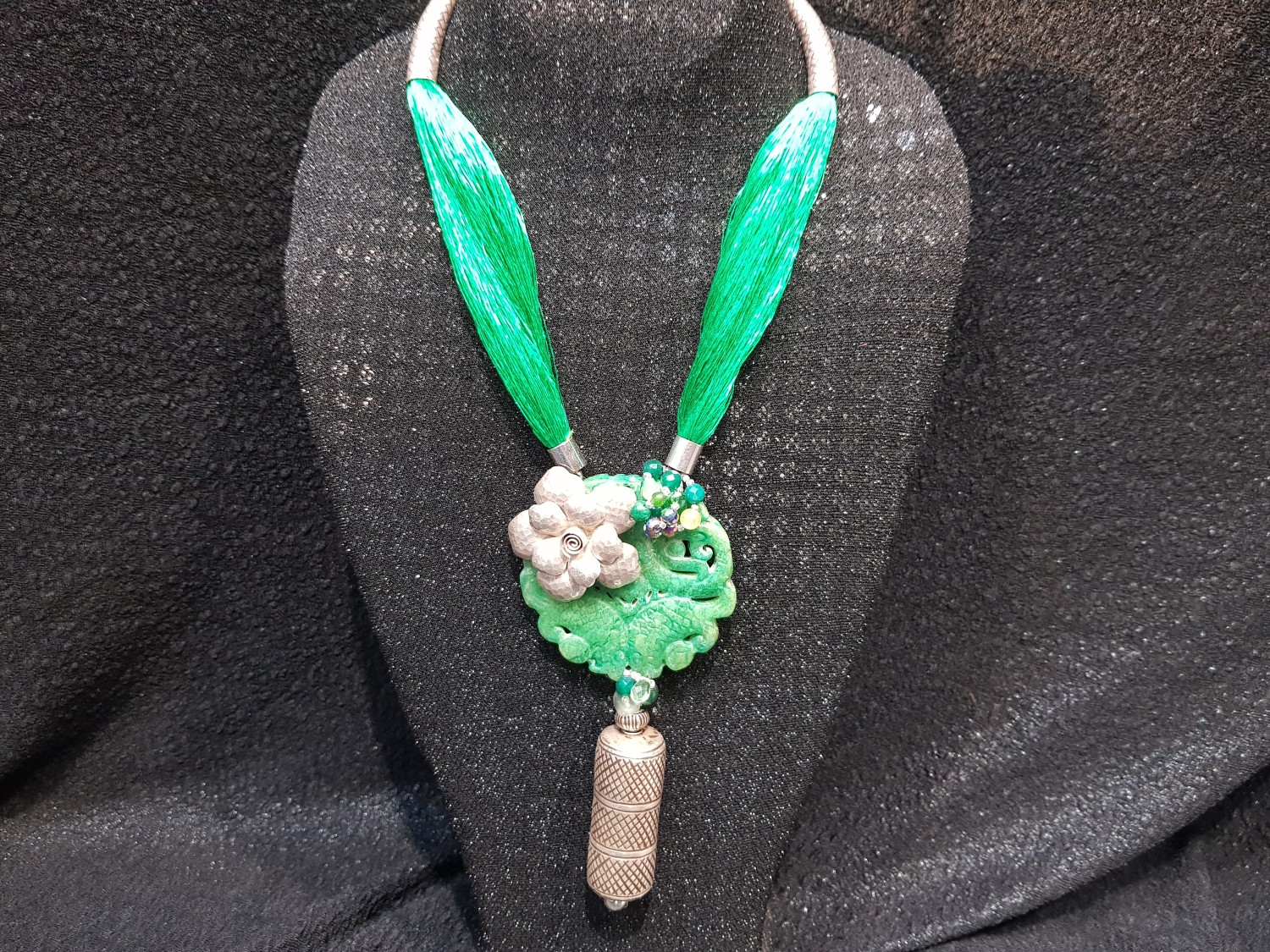 สร้อยไหมจี้หยกตกเเต่งด้วยเงิน