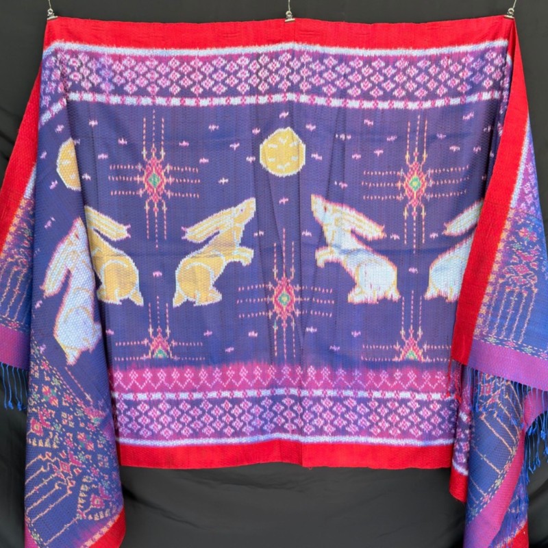 ซิ่น ผ้าไหมมัดหมี่ทอยกดอก 6ตะกอ ขนาด 1x2.46เมตร ลายกระต่ายชมจันทร์ มีหน้านางชายครุย พื้นสีม่วง รหัส M2A-100-0306699 รหัสสินค้า SKU-47089