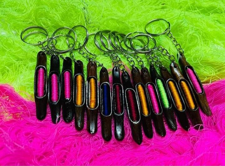 พวงกุญแจกระสวยไม้มงคล