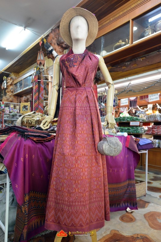 ผ้าไหมมัดหมี่ลายตะขอนารี ชมพู