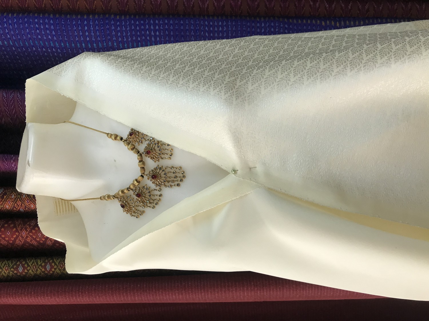 ผ้ายกไหม ทอแบบผ้ายกชุด