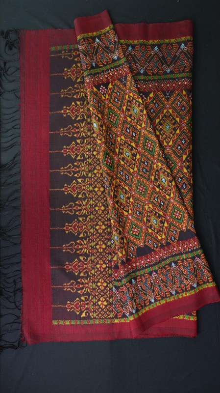 ซิ่น ผ้าไหมมัดหมี่ 6ตะกอ มีหน้านาง ชายครุย ขนาด 1x2เมตร ลายขอล้อมเพชร พื้นสีแดงเม็ดมะขาม รหัส L9A-66-0820678 รหัสสินค้า SKU-31667