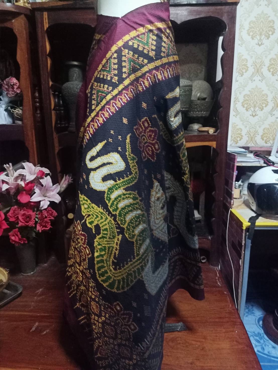 ผ้าไหมมัดหมี่ยกดอกลายนาค