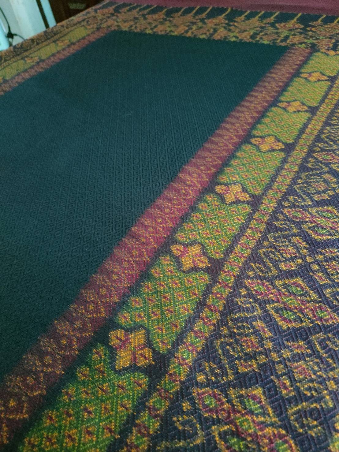 ผ้าไหม ยกดอก5ตะกอ  ท้องพัน  สีดำสนิท สังเวียนหน้านางคมชัด สีเคมี 1