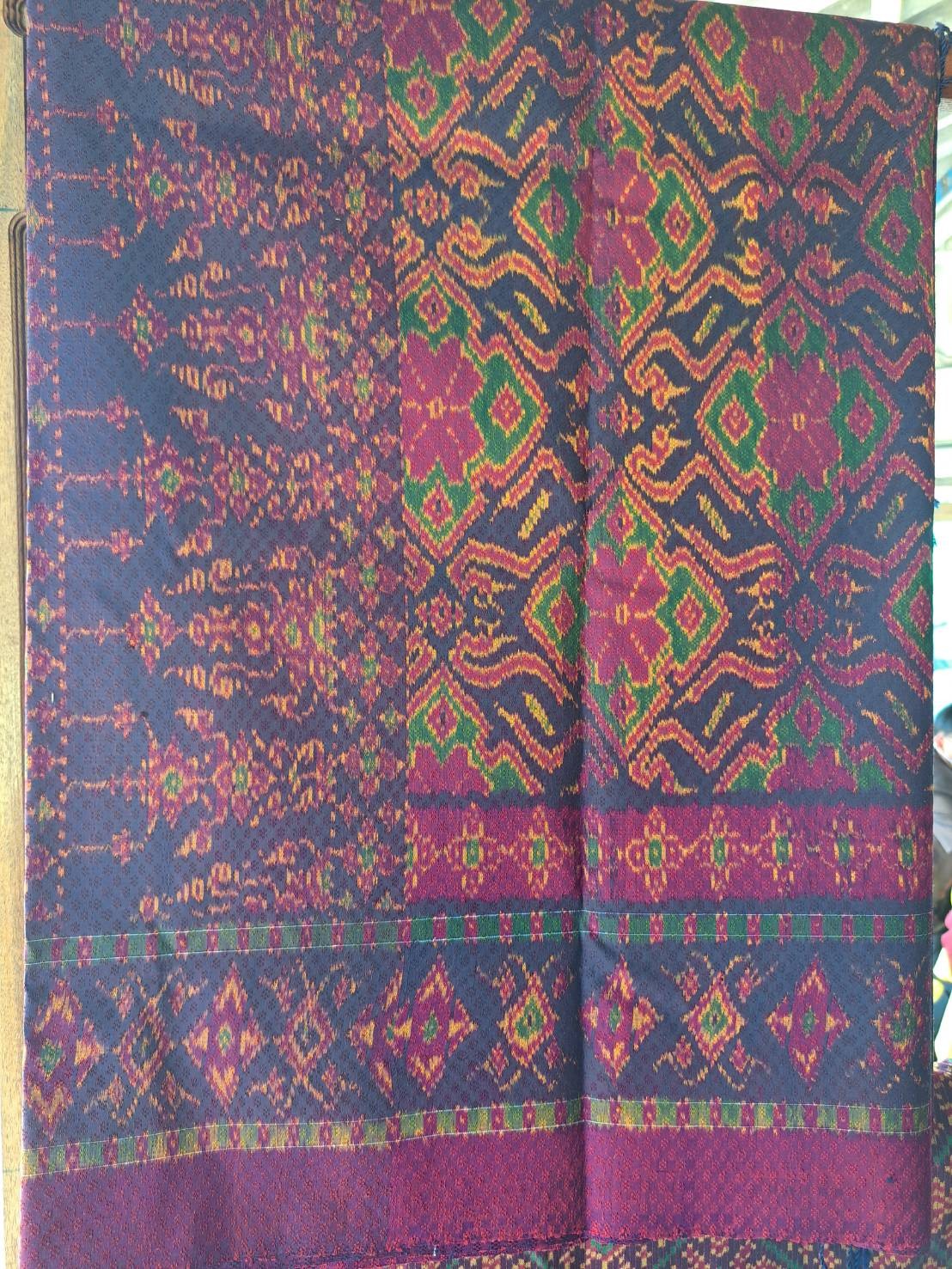 ผ้าไหมมัดหมี่ ยกดอกเม็ดพริกไทย ลายนาคเกี้ยว 5 ตะกอ