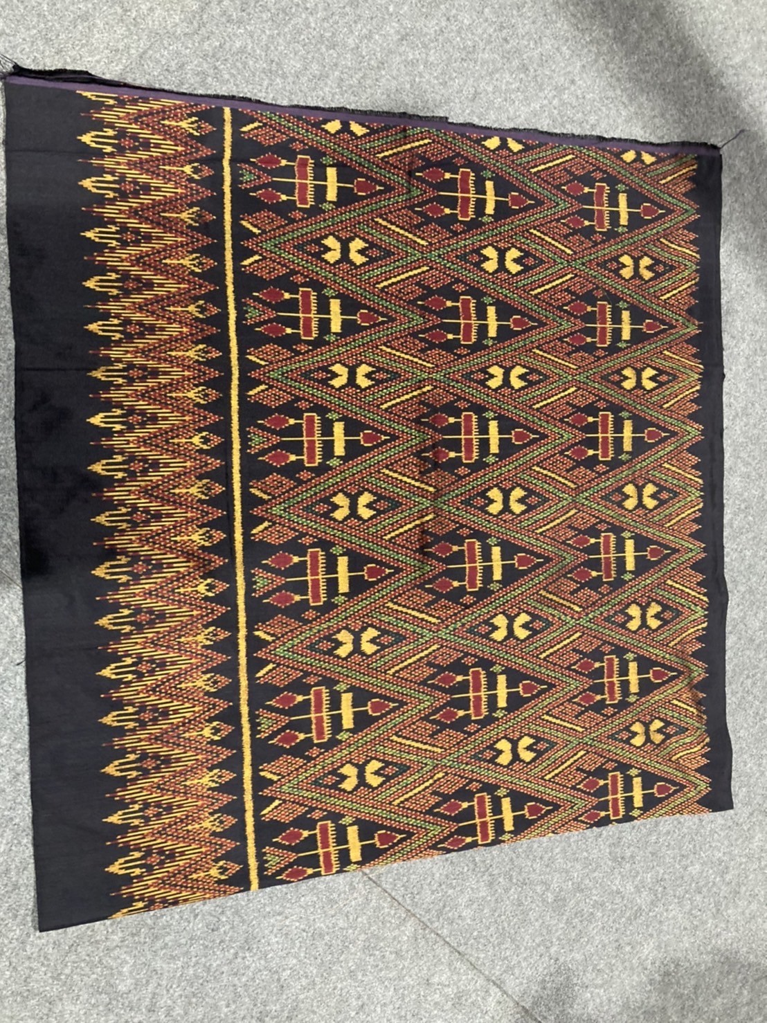 ผ้าไหมมัดหมี่ลายฉัตร