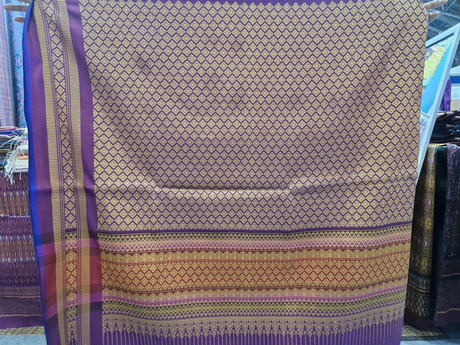 ผ้ายกดิ้นทอง