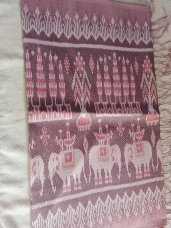 ผ้าคลุมไหล่ลายช้างสีธรรมชาติ