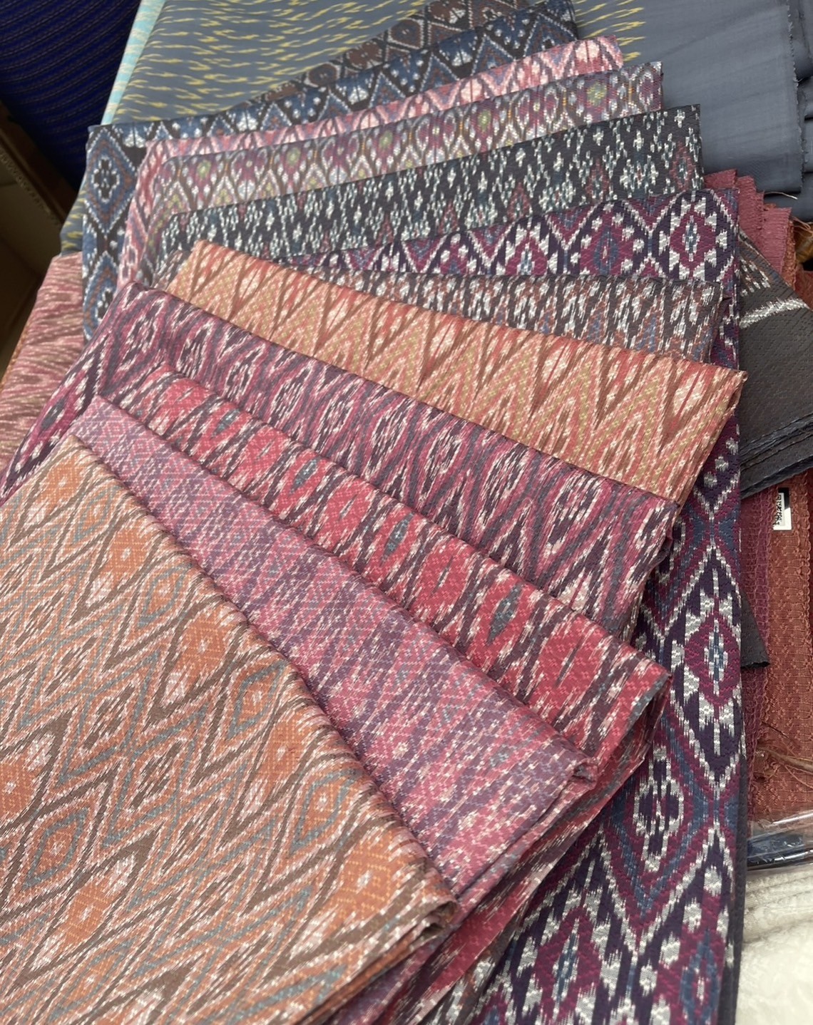 ผ้าไหมมัดหมี่ย้อมสีธรรมชาติ