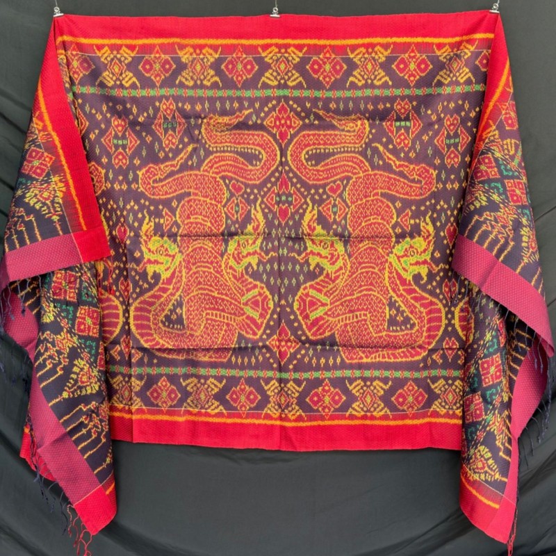 ซิ่น ผ้าไหมมัดหมี่ทอยกดอก 6ตะกอ ขนาด 1x2.10เมตร ลายพญานาคเกี้ยว มีหน้านางชายครุย สีแดงเม็ดมะขาม รหัส M2A-100-0306695 รหัสสินค้า SKU-47085