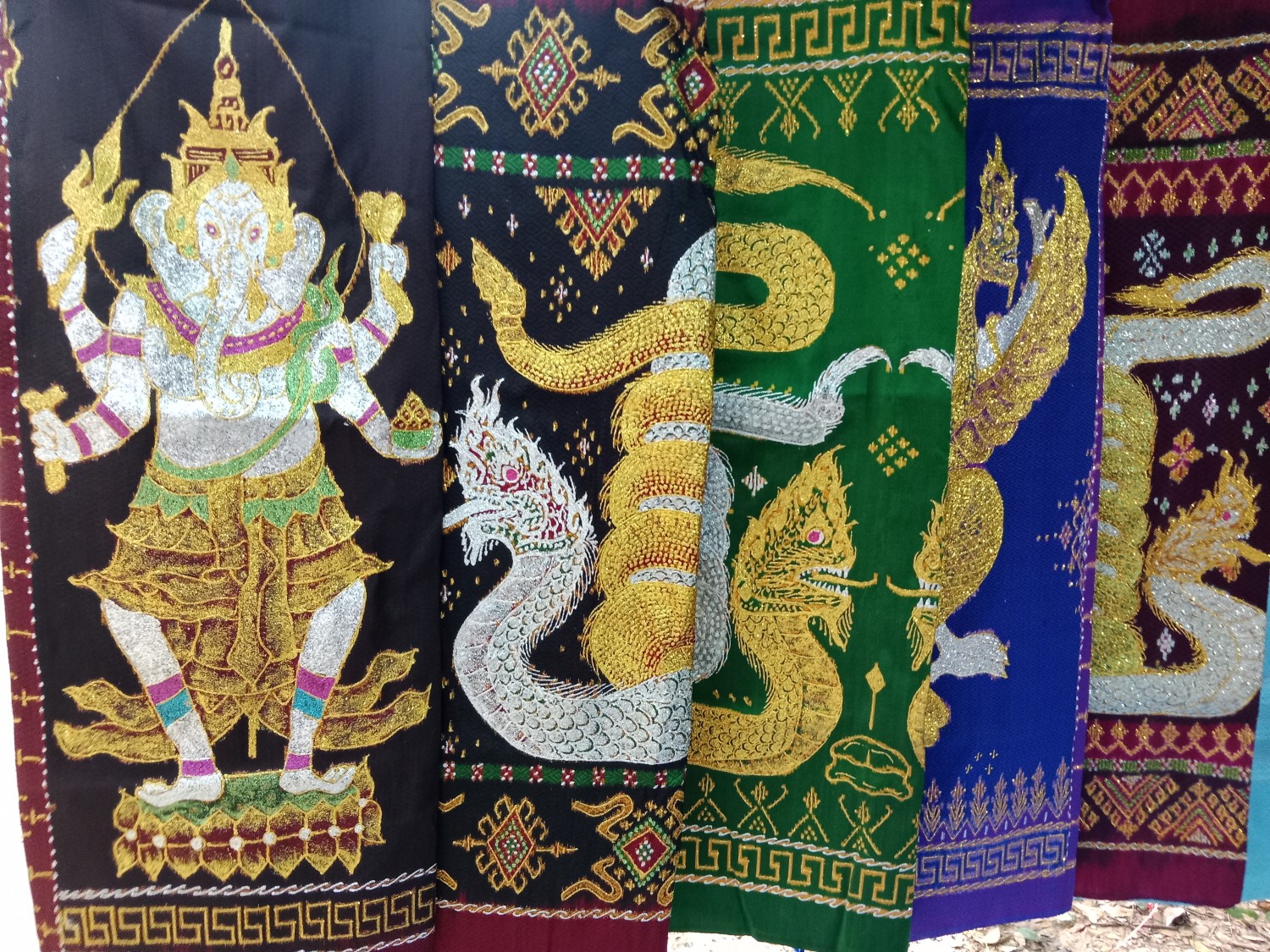 ผ้าไหมมัดหมี่ลาย