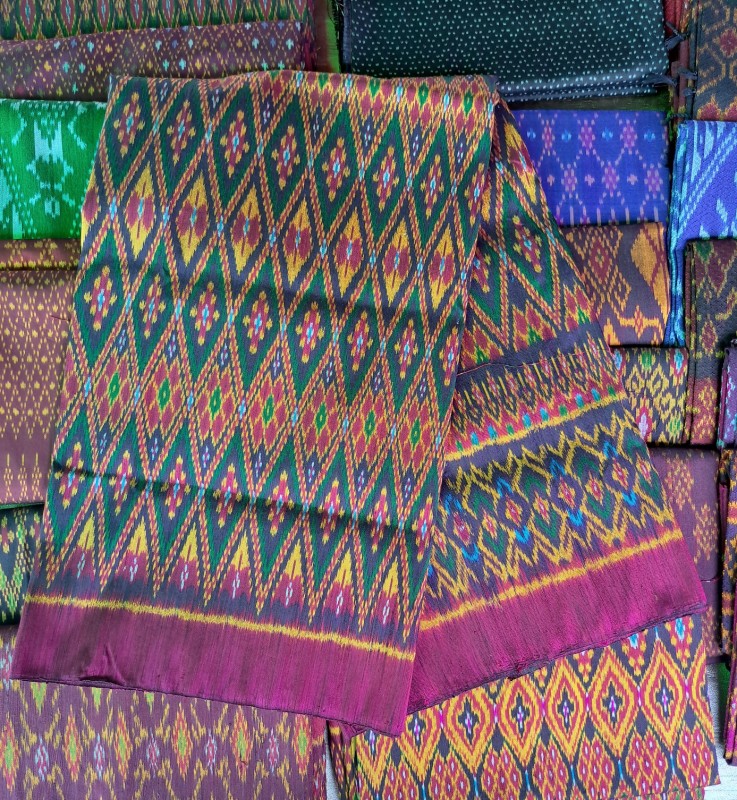 ผ้าไหมลายดอกมะเขื่อ