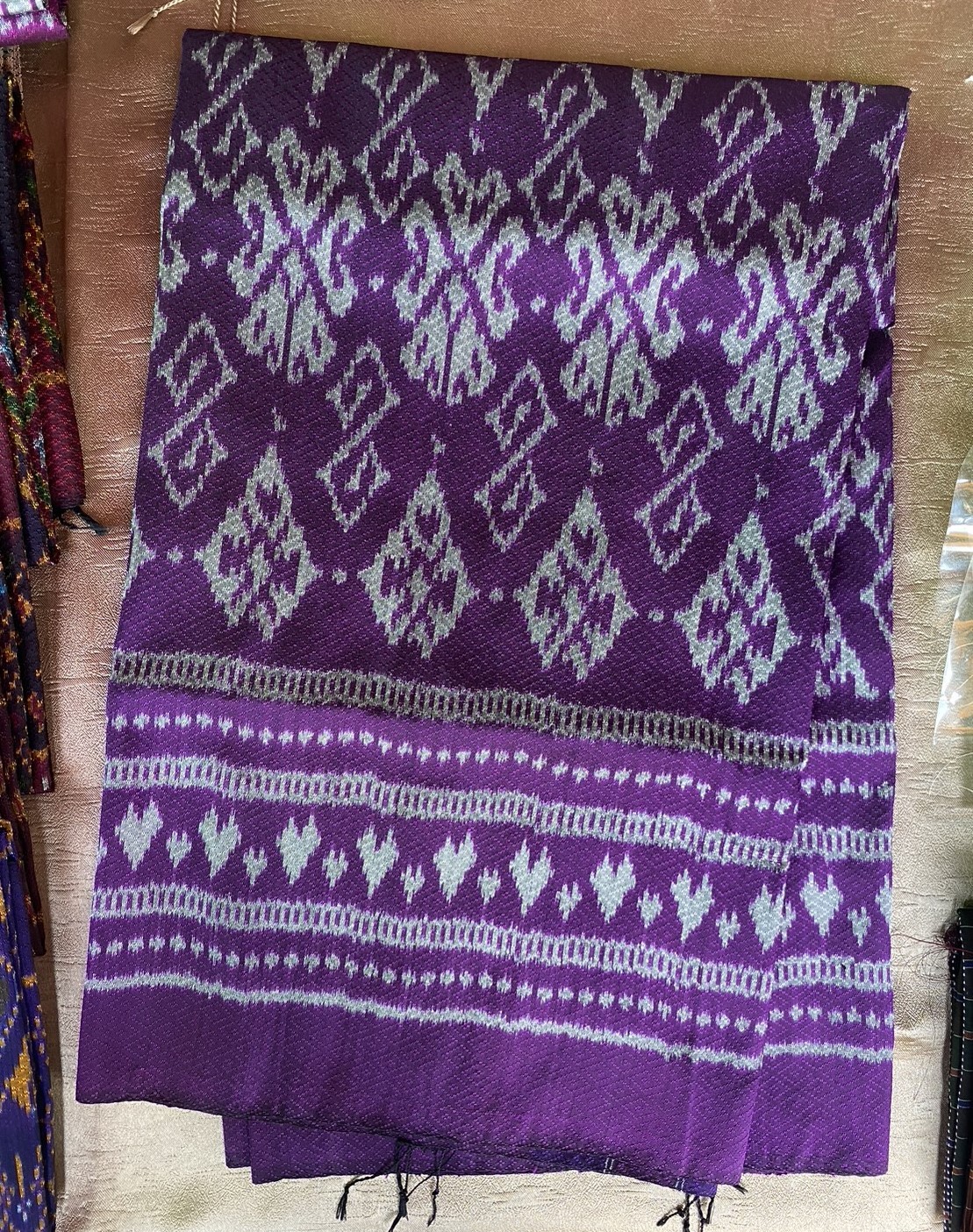 ผ้าลายดอกรักราชกัญญา แต่งชายครุย