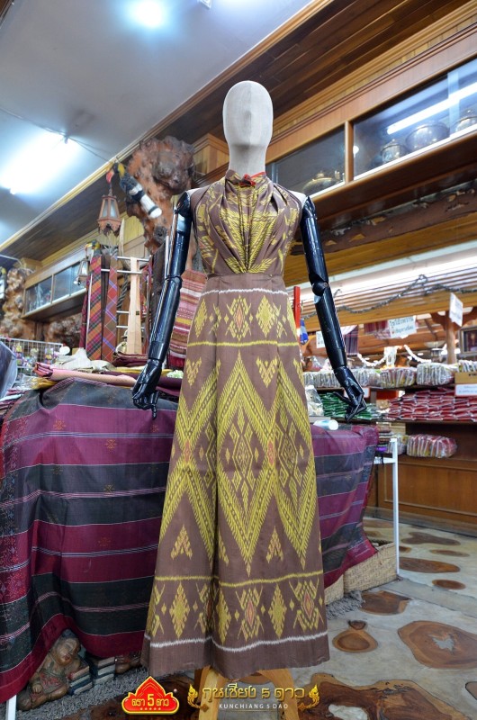 ผ้าไหมสุรินทร์มัดหมี่สีธรรมชาติ ลายตะขอใหญ่