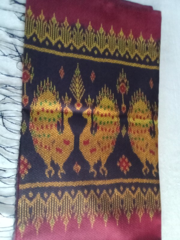 ผ้าคลุมไหล่ลายนกยูงริมแดงสีเคมี