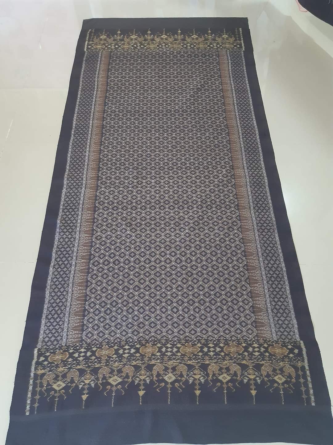 ผ้าไหมมัดหมี่ สีธรรมชาติหมักโคลน