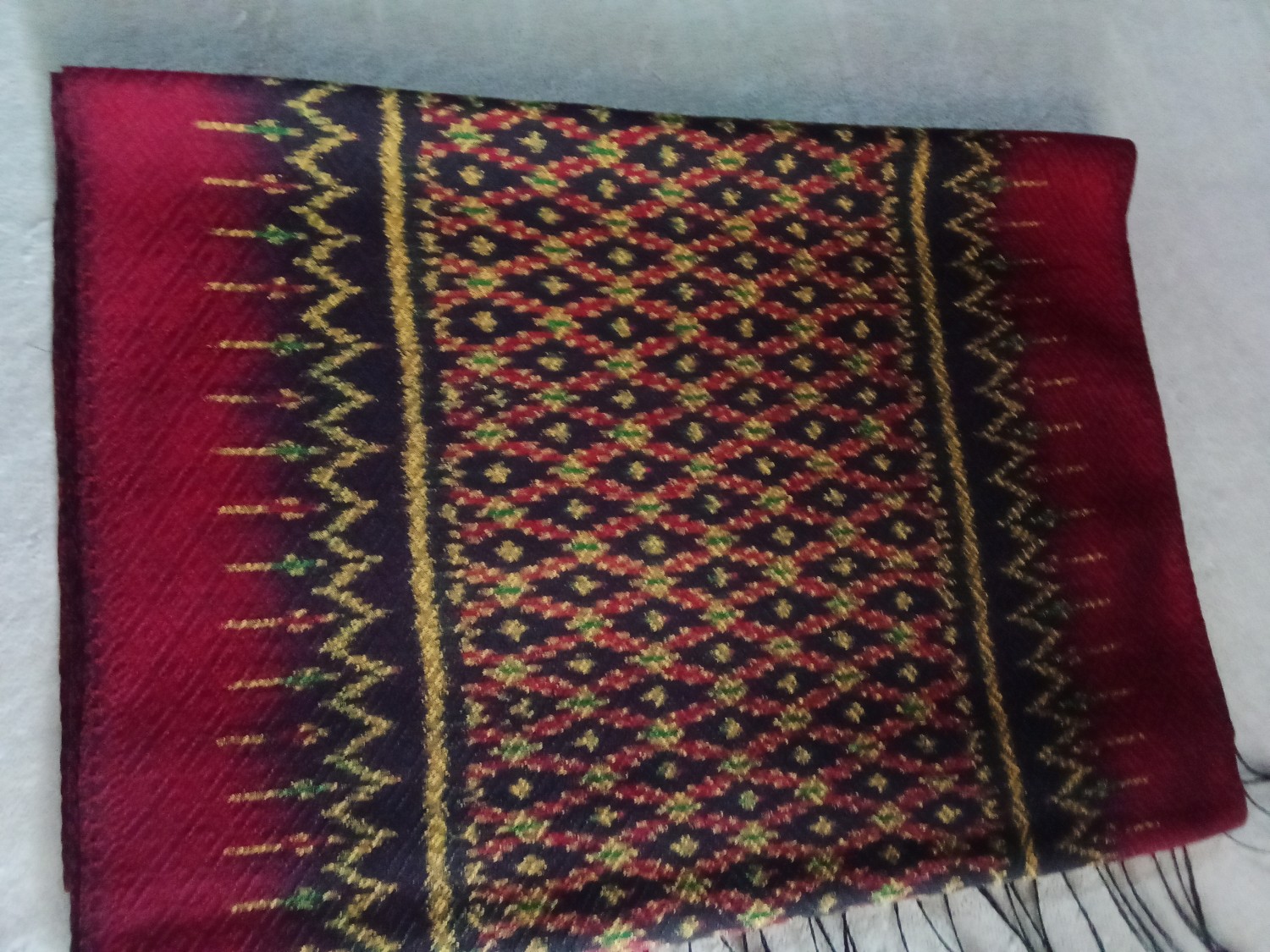 ผ้าพันคอลายแขมรริมแดงสีเคมี