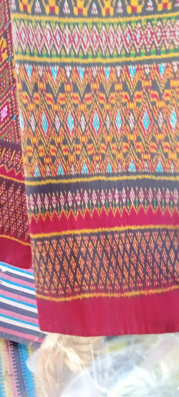 ผ้าไหมทอมือ