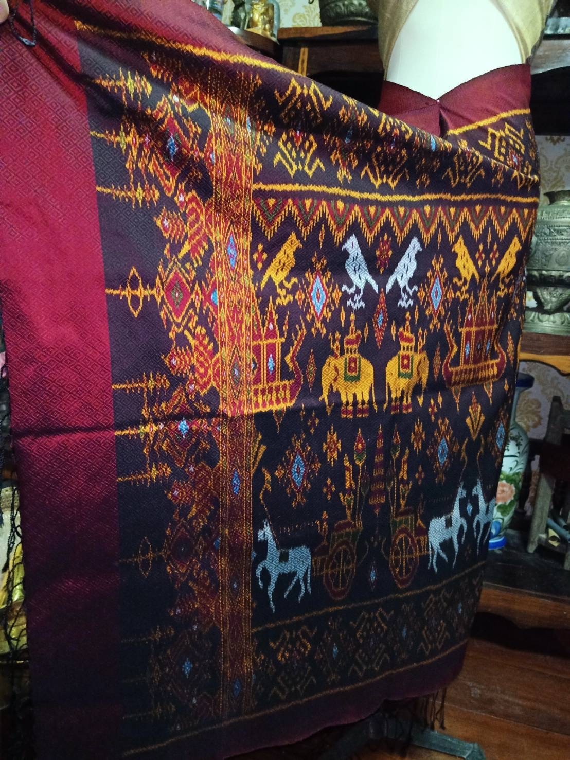 ผ้าไหมยกดอกมัดหมี่ลายบิดา