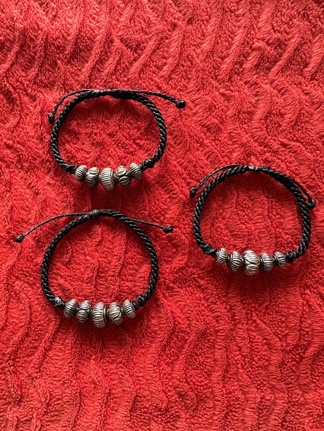 กำไลถักเชือกเทียนประเกือมรมดำ