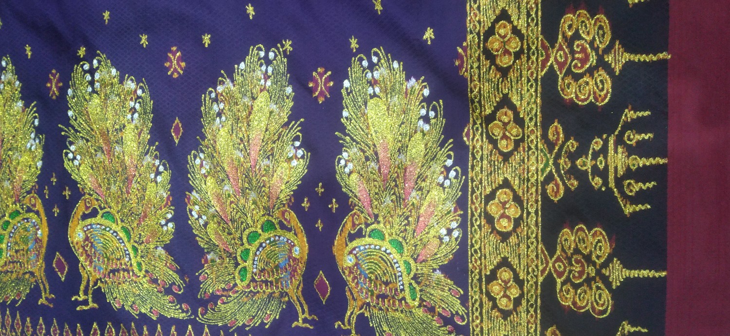 ผ้าไหมมัดหมี่เขียนทอง