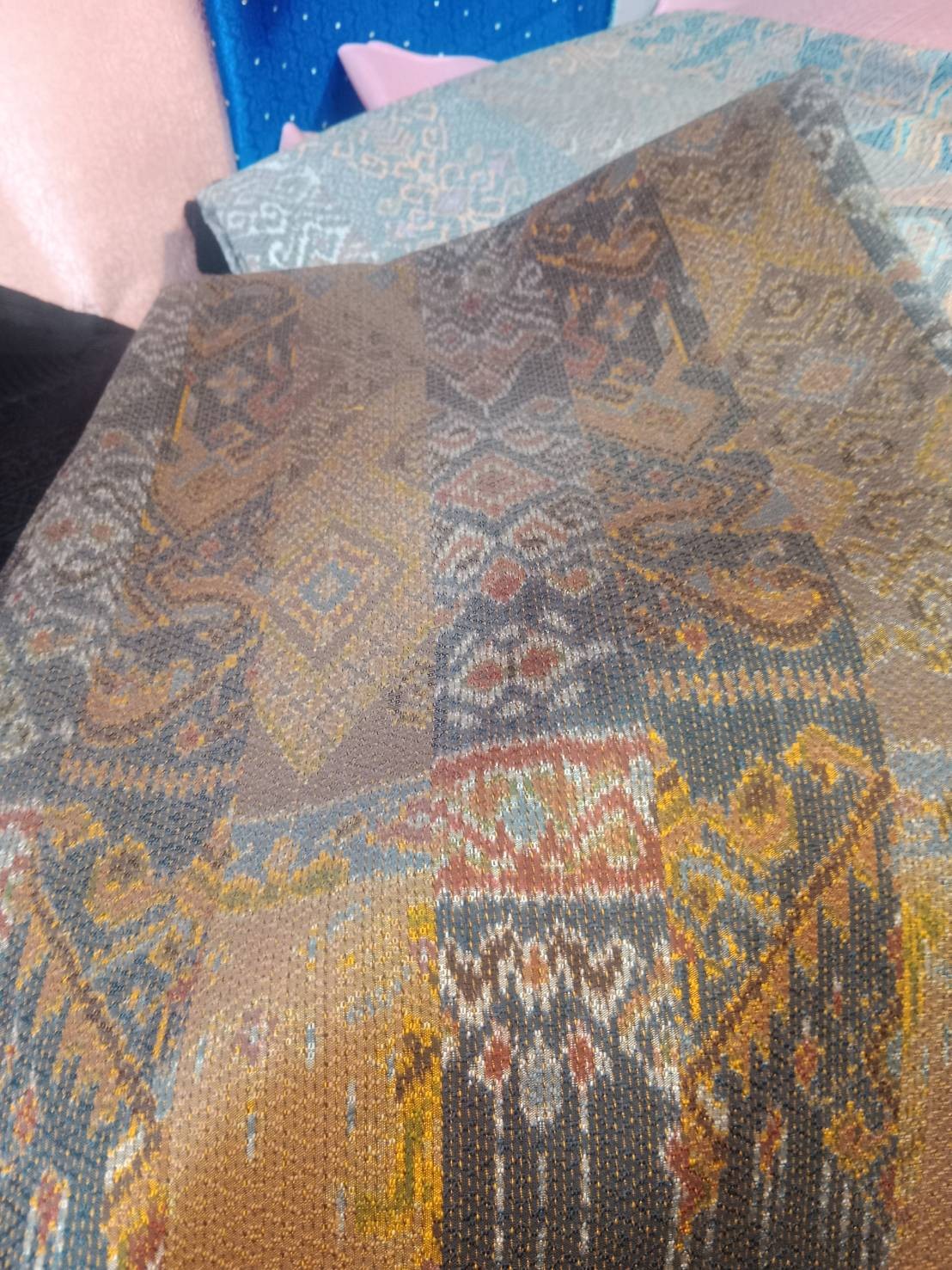 ผ้าไหมมัดหมี่ลูกแก้ว หางกระรอก ลายพรีเมี่ยม