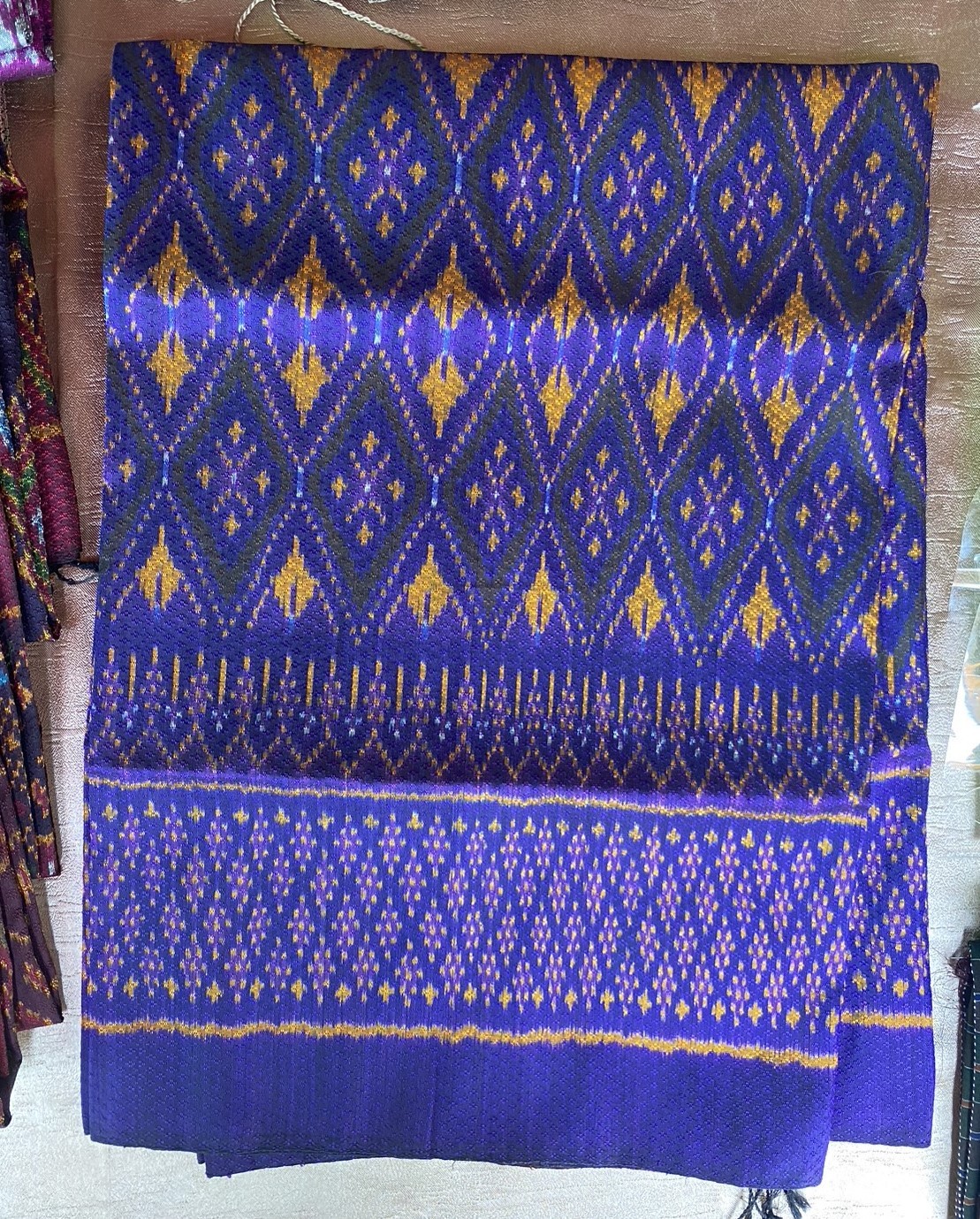 ผ้ายกดอกพริกไทย แต่งชายครุย