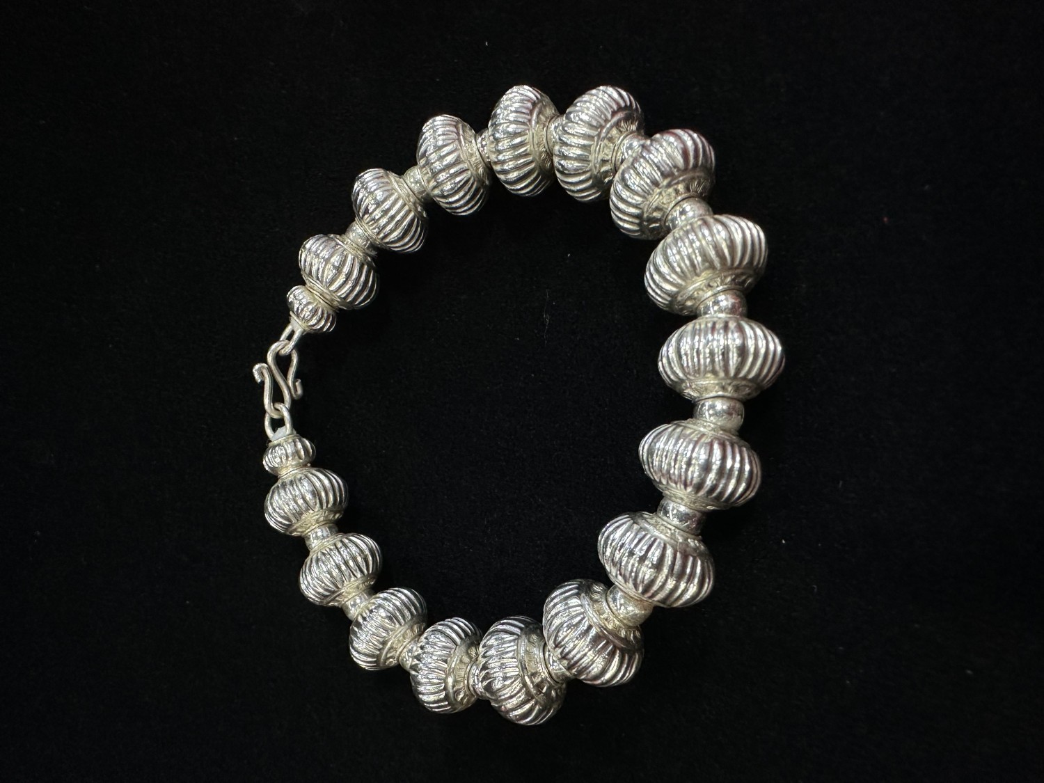 สร้อยข้อมือประเกือมเงินลายกลีบบัว