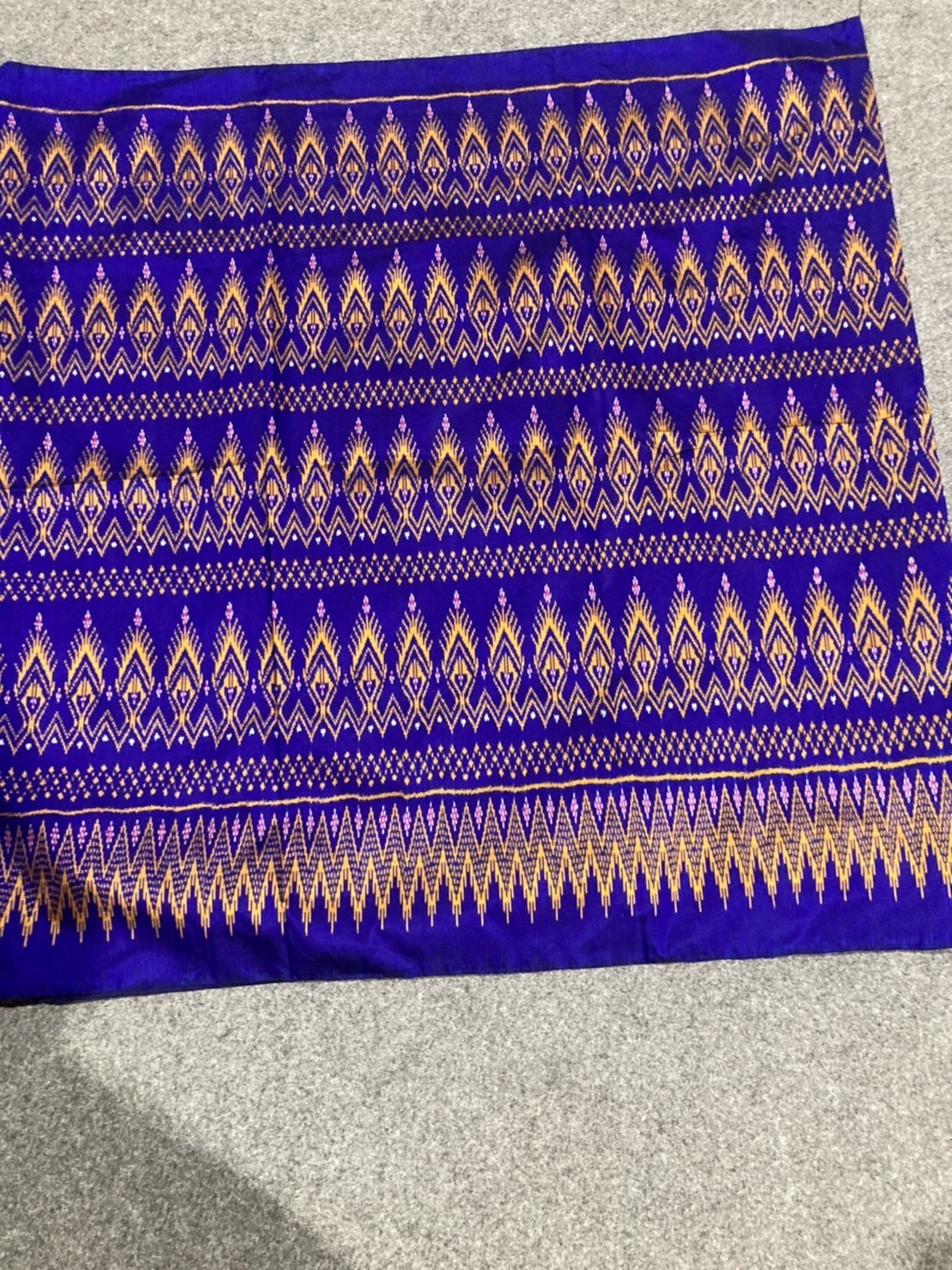 ผ้าไหมมัดหมี่ลายประตูวัง