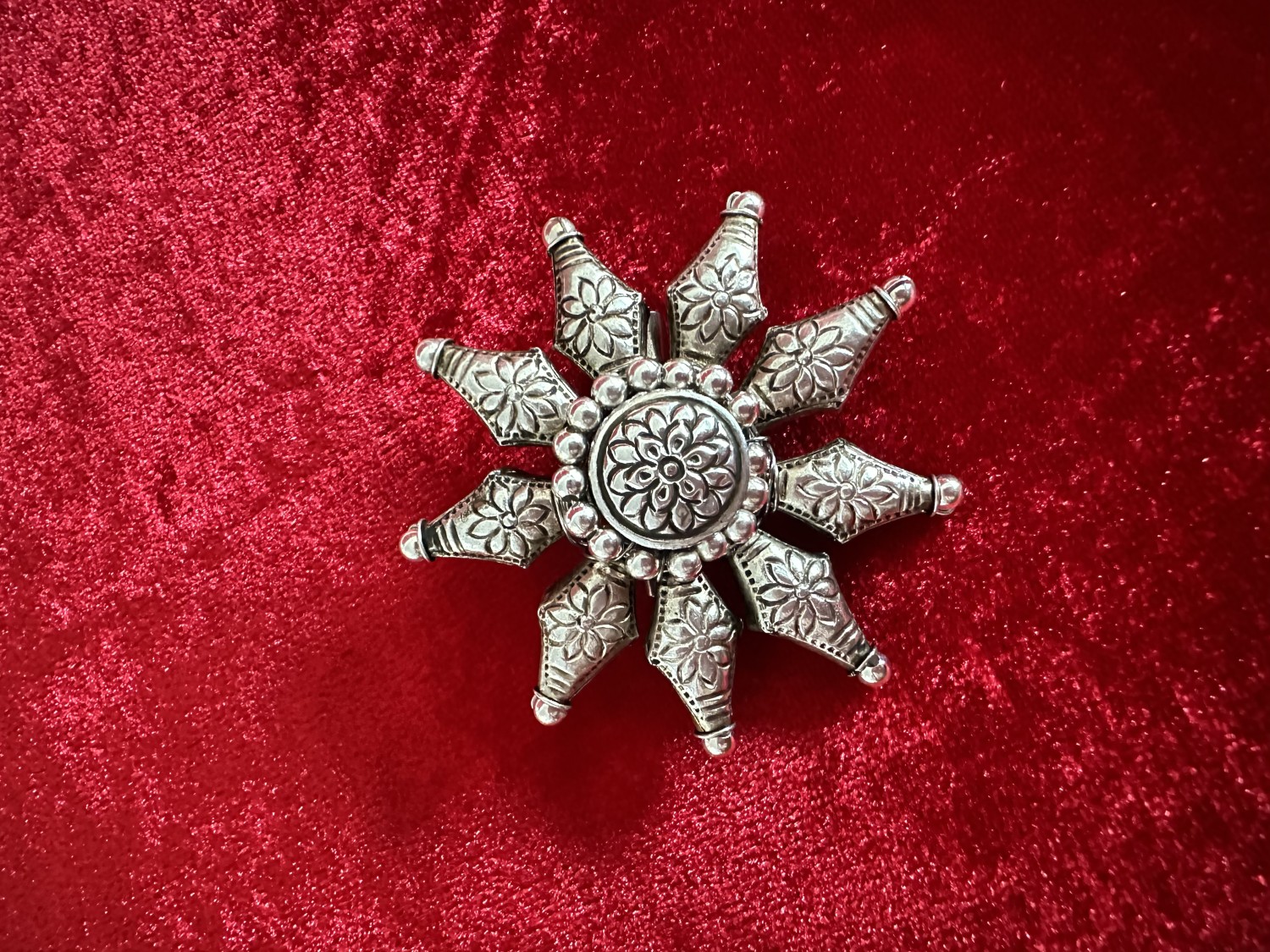 เข็มกลัดดอกไม้ประเกือม