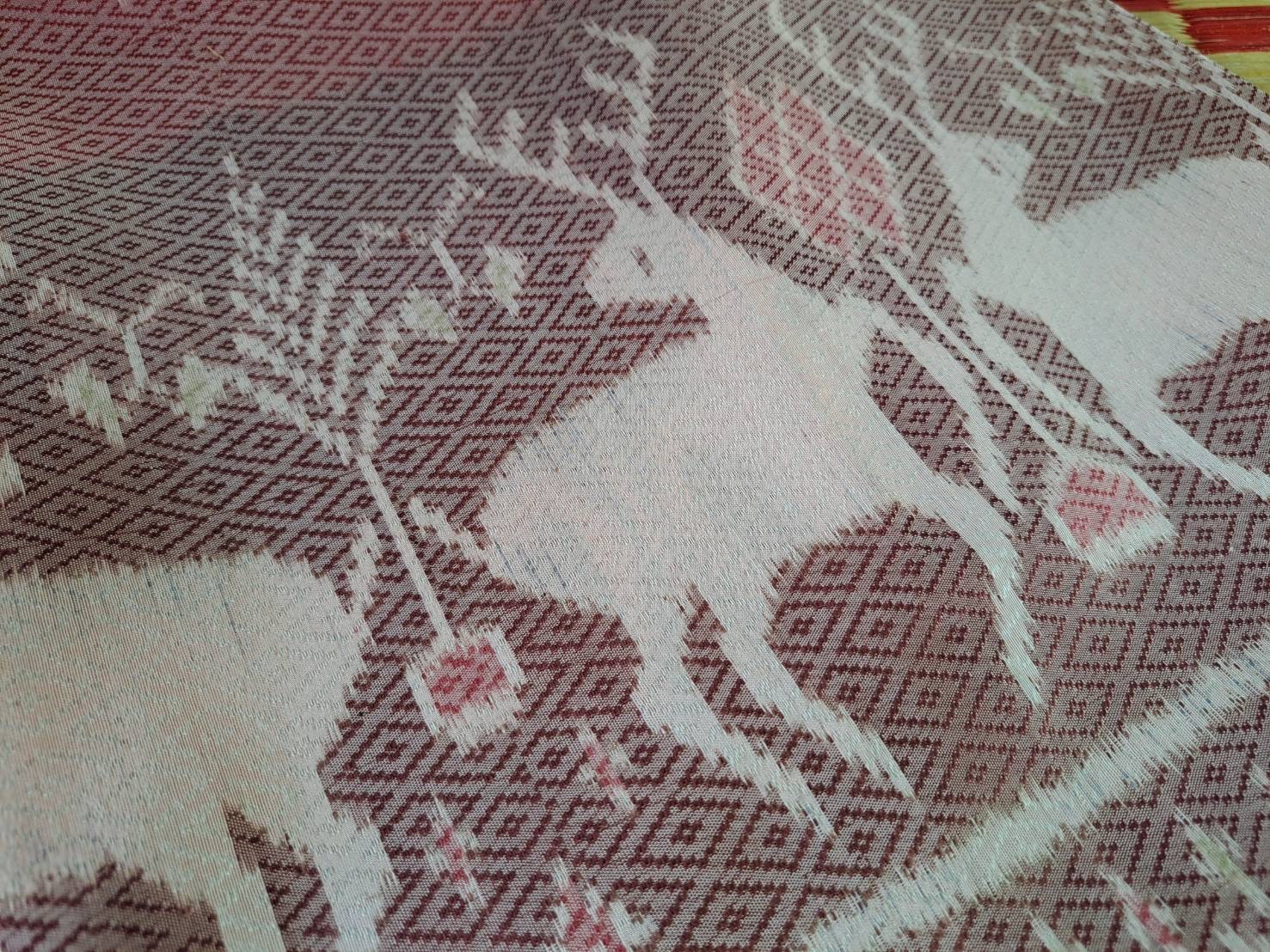 ผ้าไหมมัดหมี่ ลายกวาง สีธรรมชาติ  ยอกดอกดอกเเก้ว ขนาด 1*2 เมตร 6 ตะกอ